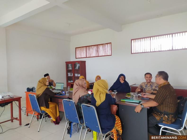 Menjelang perkuliah semester ganjil di Widyaswara Indonesia Solsel dilakukan rapat persiapan yang dipimpin Koordinator Sekolah Tinggi WI,  Dr. Syamsurizaldi, SIP, di kampus WI Solsel Kutianyir Muara Labuh. Afrizal. A