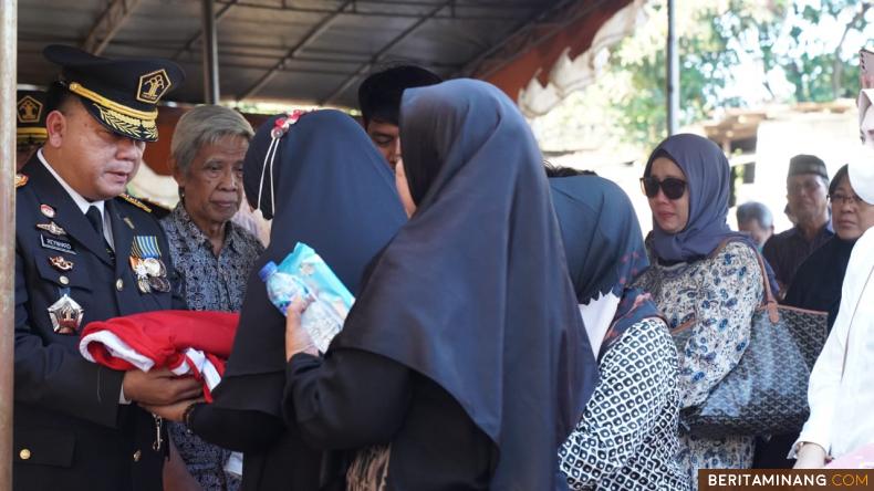 Suasana  Upacara pemakaman jenazah (alm) Handoyo Sudradjat oleh jajaran  Ditjenpas dan perwakilan UPT Pemasyarakatan wilayah Jabodetabek di TPU Menteng Pulo, Jakarta Selatan, Kamis (28/09/1023). Foto Humas Rutan Muaralabuh.