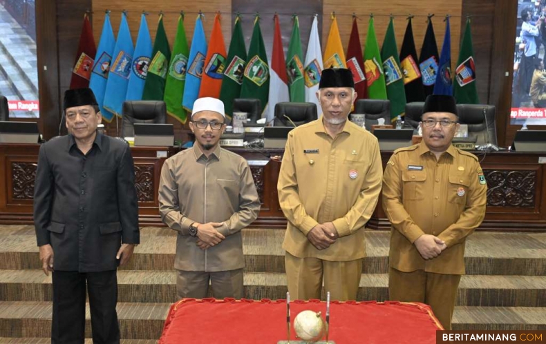 Gubernur Sumbar, Mahyeldi Ansharullah foto bersama pimpinan DPRD Sumbar saat pengesahan Perda Tanah Ulayat dalam Rapat Paripurna DPRD Sumbar, Senin (4/12/2023). Foto: Adpim Sumbar