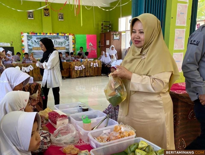 Suasana kegiatan Market Day begitu nyata dan diikuti seluruh kelas 1 hingga kelas 6, Kamis (25/1/2024) di SDN 14 Padang Panjang Barat (PPB). Foto: Kominfo Padang Panjang