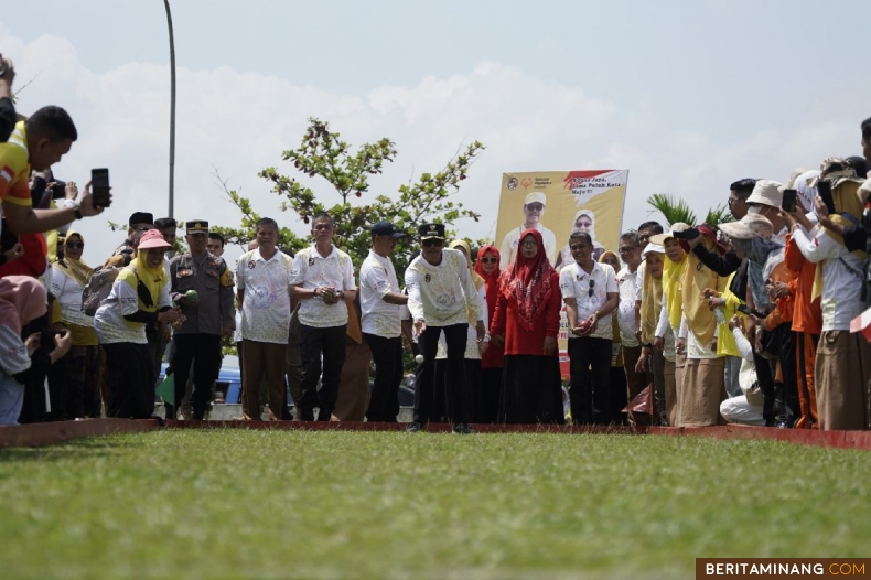 Bupati Safaruddin pada pembukaan gelaran Pekan Spesial Olympic Daerah (Pesoda) tingkat Kabupaten Lima Puluh Kota,di Halaman Kantor Bupati, Sarilamak, Senin, (13/11/2023).  Foto : Dok Do