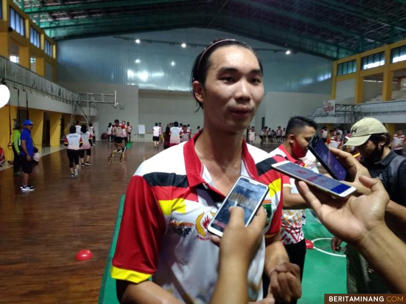 Perenang Andalan Sumbar Abrian saat diwawancarai wartawan di sela-sela latihan bersama di Sport Hall GOR H. Agus Salim Padang. Foto Rokcalva