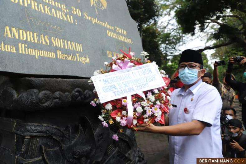 Plt Wali Kota Padang Hendri Septa saat letakkan karangan bunga di tugu gempa Kota Padang.