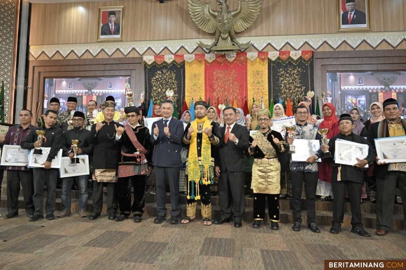 Plt Gubernur Audy foto bersama usai hadiri Rapat Paripurna Peringatan Hari Jadi Provinsi Sumatera Barat ke-79 Tahun 2024 di Ruang Sidang Utama Gedung DPRD Sumbar, Selasa (01/10/2024). Foto:Adpim Sumbar