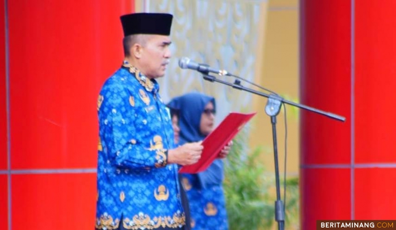 Sekda, Adlisman saat memimpin upacara yang dilaksanakan di halaman Kantor Bupati Dharmasraya, Selasa (01/10/2024). Foto: Kominfo Dharmasraya