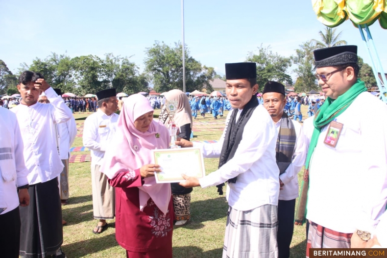 Peringatan Hari Santri Nasional 2024 di Kota Payakumbuh berlangsung khidmat di Lapangan Sari Bulan,Selasa (22/10/2024). Foto : Dok Do