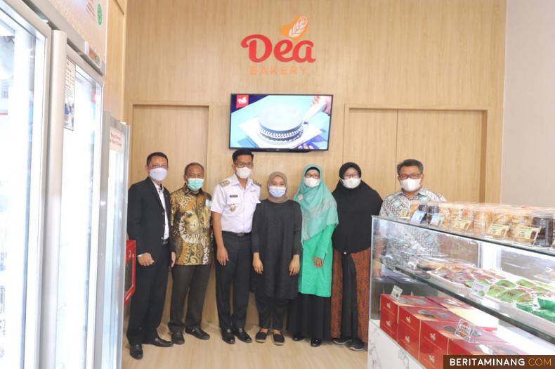 Wakil Wali Kota Payakumbuh Erwin Yunaz saat foto Bersama dengan Owner Dea Bakeri Mulyani Hadi Wijaya