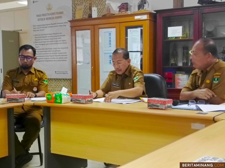 Kepala Dinas Kebudayaan Sumatera Barat, Jefrinal Arifin, saat menjelaskan PKD 2024 diselenggarakan dalam rangka memperingati hari jadi Provinsi Sumatera Barat ke-79, dalam konferensi pers, Senin (30/9/2024). Foto: Humas Dinas Kebudayaan Sumbar