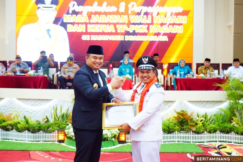 Bupati Dharmasraya, Sutan Riska Tuanku Kerajaan saat mengukuhkan penyesuaian masa jabatan 52 walinagari se Kabupaten Dharmasraya, di Auditorium Dharmasraya, Pulau Punjung, Selasa (02/07/2024). Foto: Kominfo Dharmasraya