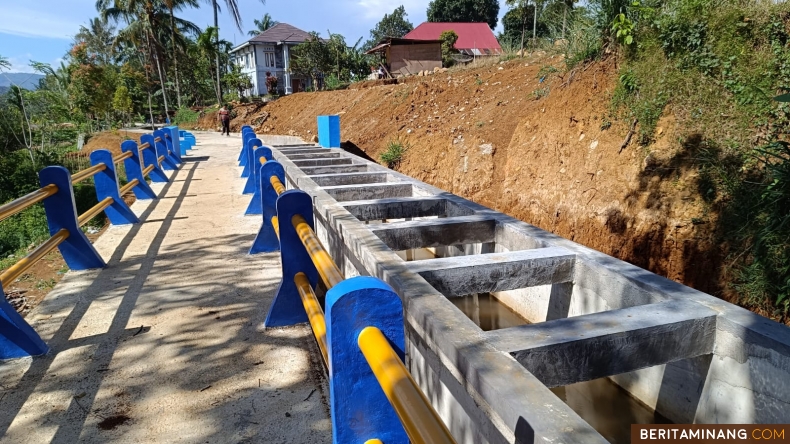 Saluran irigasi Banda Taluak Bawah yang selesai dibangun Dinas Sumber Daya Air Bina Konstruksi (SDA BK) Sumbar di Nagari Jawi-Jawi Kabupaten Solok Sumbar. Foto: Biro Adpim Sumbar