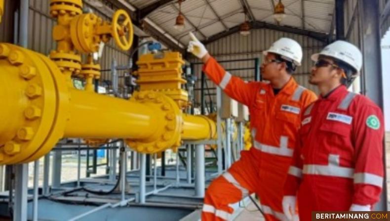 Petugas PGN sedang mengamati pipa gas. Foto medcom.id