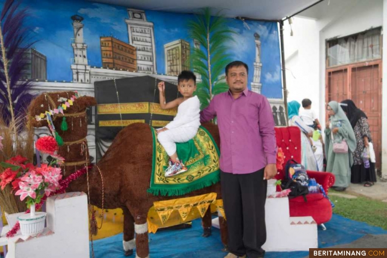 Anak TK di Padang Panjang saat berpose di photo booth di Lapangan Khatib Sulaiman Bancalaweh, Kamis (3/10/2024). Foto: Kominfo Padang Panjang