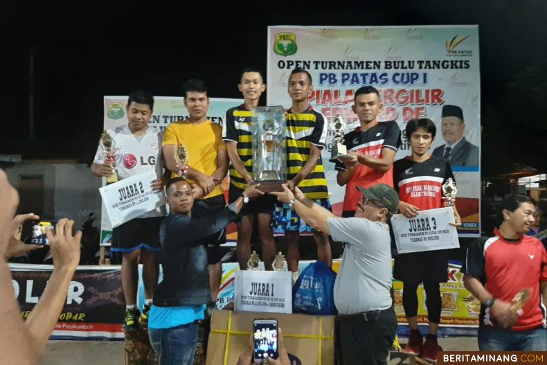 Penyerahan Piala oleh Edward Df