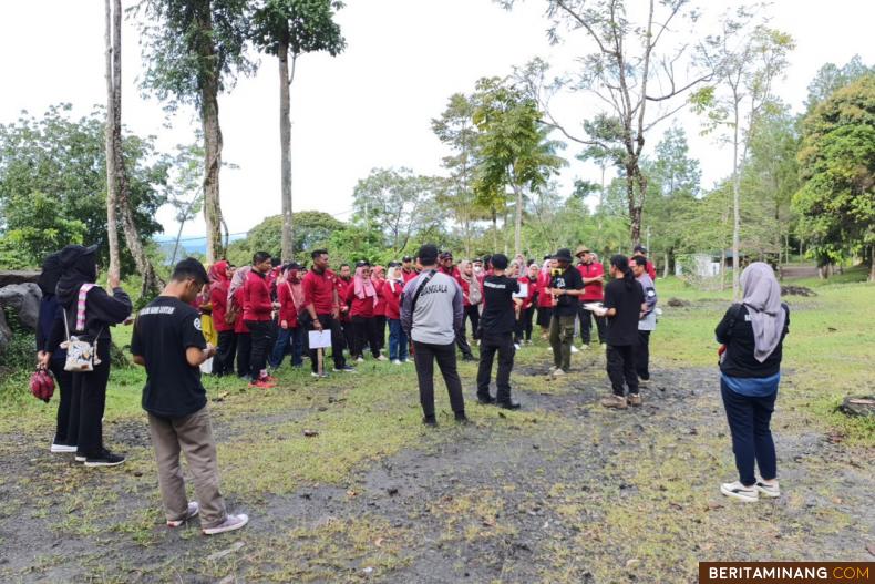 Pimpinan dan Tendik Fakultas Bahasa dan Seni Universitas Negeri Padang mengikuti kegiatan Kegiatan Pengembangan Kapasitas SDM di Anai Land Kabupaten Padang Pariaman pada Sabtu dan Minggu (27-28/8). Foto MR.