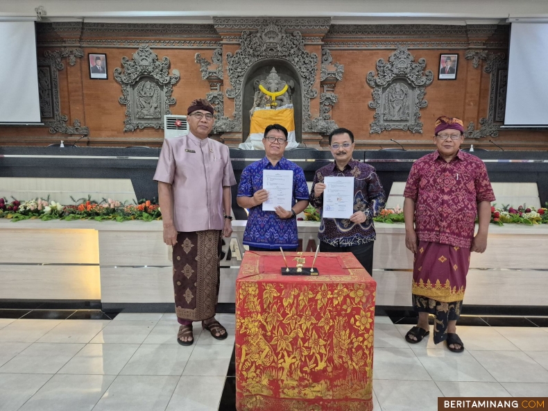 Prof. Dr. M. Zaim, M.Hum. sebagai koordinator Program Studi S3 Ilmu Keguruan Bahasa FBS UNP foto bersama usai teken kerjasama dengan dengan 3 Program Studi di Pascasarjana Universitas Ganesha (GANESHA) Bali di ruang sidang gedung Pascasarjana Undiksha lantai 2 pada Kamis (14/11/2024). Foto; Humas UNP