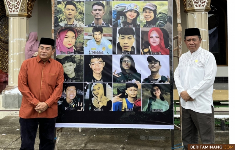 Pimpinan Universitas Negeri Padang (UNP) diwakili Sekretaris Universitas Dr. Erianjoni, S.Sos, M.Si (kanan) ketika ikut Prosesi Doa Bersama dalam rangka peringatan 1  Tahun Musibah Erupsi Gunung Marapi Jumat (6/12/2024) di Masjid Raya Batu Palano Kecamatan Sungai Puar Kabupaten Agam. Foto: Humas UNP