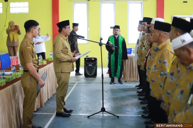 Pjs Bupati Era Sukma Munaf saat mengukuhkan Dewan Hakim MTQ ke-41 di Kecamatan Sutera, Senin (21/10/2024). Foto: Kominfo Pessel