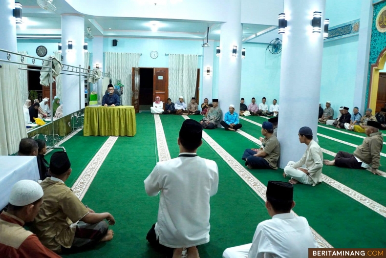 Penjabat (Pj) Sekretaris Daerah Kota (Sekdako) Padang Panjang, Dr. Winarno, ME saat kegiatan Subuh Mubarakah di Masjid Nurul Amri, Kelurahan Balai-Balai, Kecamatan Padang Panjang Barat (PPB), Ahad (20/10/2024). Foto: Kominfo Padang Panjang