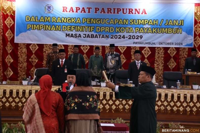 Pengucapan sumpah pimpinan definitif DPRD Kota Payakumbuh periode 2024-2029 di Ruang Sidang DPRD Kota Payakumbuh, Senin (14/10/2024). Foto : Dok Do