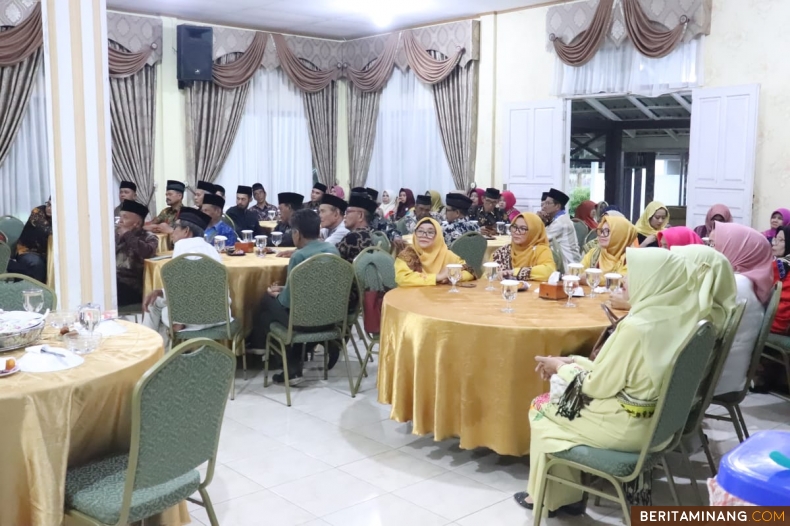 Pj Wali Kota Payakumbuh Jasman buka bersama dengan niniak mamak, bundo kanduang, MUI se Kota Payakumbuh di rumah jabatan Wali Kota Payakumbuh, Senin (18/03/2024).  Foto : Dok Do