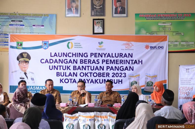 Pj Wako Jasman Rizal launching penyaluran cadangan beras pemerintah untuk bantuan pangan bulan Oktober 2023 di Kantor Lurah Bulakan Balai Kandi, Payakumbuh Barat. Foto : Dok Do