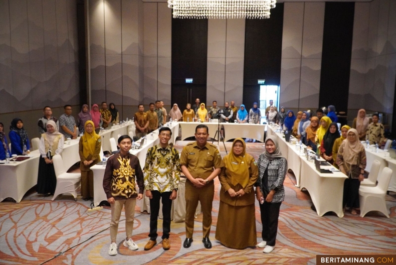 Penjabat (Pj) Wali Kota Padang Panjang, Sonny Budaya Putra, A.P, M.Si, foto bersama uai membuka kegiatan Pembekalan Penyusunan Rencana Strategis (Renstra) Perangkat Daerah 2025-2029 di Hotel Santika Padang, Senin (9/12/2024). Foto: Kominfo Padang Panjang