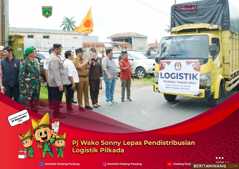 Penjabat (Pj) Wali Kota Padang Panjang, Sonny Budaya Putra, A.P, M.Si didampingi Forkopimda, ketua KPU dan ketua Bawaslu melepas secara simbolis pendistribusian logistik Pemilihan Kepala Daerah (Pilkada) Serentak 2024 di halaman KPU Padang Panjang, Selasa (26/11/2024).Foto: Kominfo Padang Panjang