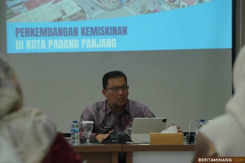 Penjabat (Pj) Wali Kota Padang Panjang, Sonny Budaya Putra, A.P, M.Si saat memimpin rapat koordinasi di Aula Bappeda Lantai III, Jumat (1/11/2024). Foto: Kominfo Padang Panjang