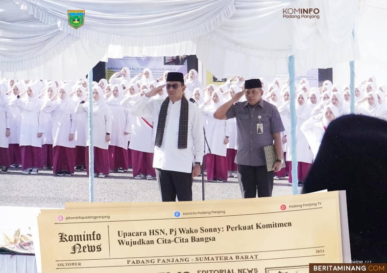 Penjabat (Pj) Wali Kota Padang Panjang, Sonny Budaya Putra, AP, M.Si ketika memimpin upacara peringatan Hari Santri Nasional (HSN) 2024 di halaman Perguruan Diniyyah Puteri Padang Panjang, Selasa (22/10/2024).  Foto: Kominfo Padang Panjang