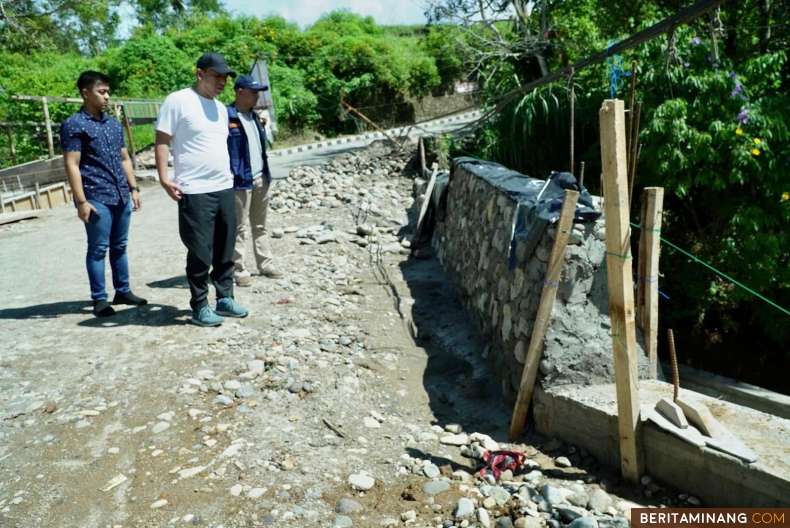 Penjabat (Pj) Wali Kota Padang Panjang, Sonny Budaya Putra, AP, M.Si lakukan peninjauan, Ahad (3/11/2024) di lokasi ini rusak berat akibat banjir bandang lahar dingin Marapi pada April dan Mei lalu. Foto: Kominfo Padang Panjang