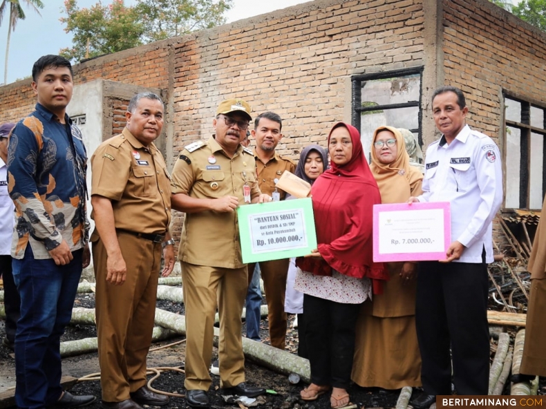 Pj Wako Payakumbuh Serahkan Bantuan Untuk ASN yang mengalami Musibah Kebakaran