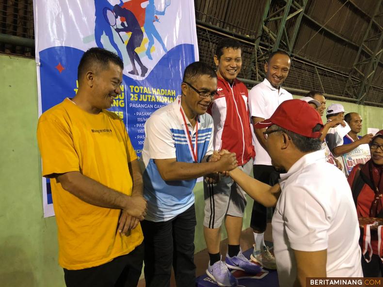 Pj Wako Saat menerima medali pada kejuaraan Tenis kelompok umur di kubu gadang Payakumbuh,minggu (04/12) Foto : Dok Kominfo Pyk