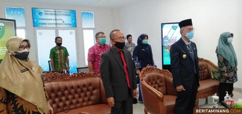 Pejabat Sementara Bupati Pesisir Selatan, Drs. Mardi, MM didampingi Sekretaris Daerah (Sekda) Erizon mengikuti acara peringatan hari jadi Provinsi Sumatera Barat ke-75, secara virtual dari Painan Convention Centre (PCC), Kamis (1/10). Foto: Humas Pessel