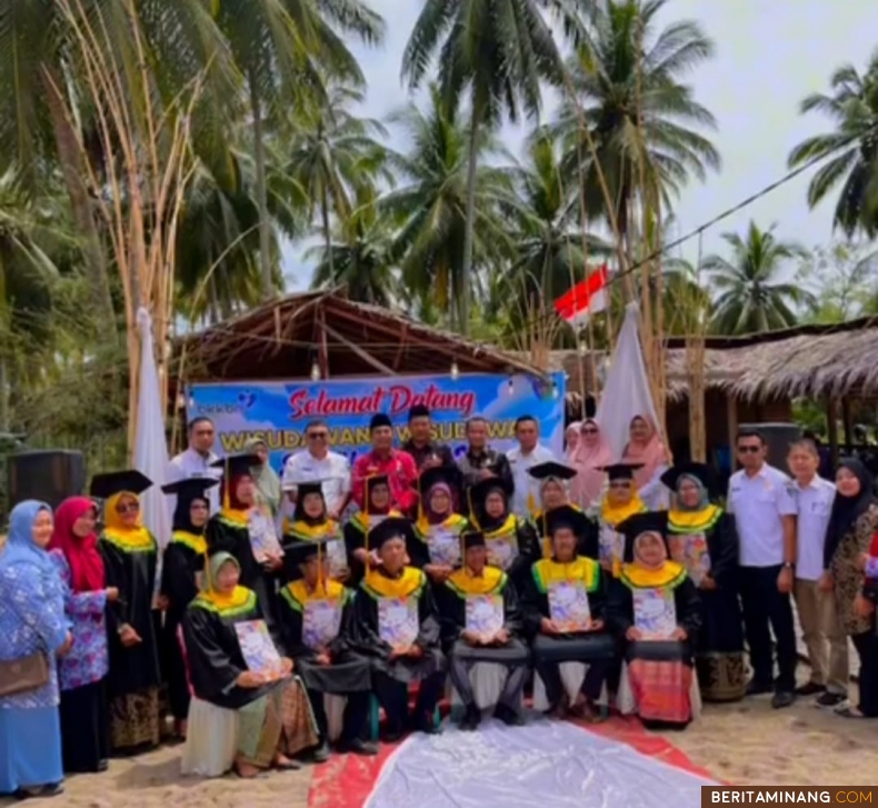 Pjs Bupati Pesisir Selatan Era Sukma Munaf  berpose usai Wisuda Lansia di Pantai Muaro Bantiang Tarusan, Rabu,  (23/10/2024). Foto: Kominfo Pessel