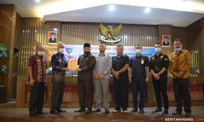 Pjs Bupati Pesisir Selatan, Mardi, serahkan jawaban pemerintah kepada Ketua DPRD, Ermizen, S.Pd. Foto: Humas Pessel