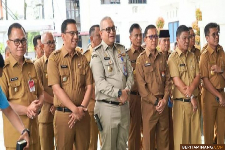 Pjs.Wako Bukittinggi ikuti Rakor Pengendalian dan potensi kerawanan Pilkada serentak yang digelar Pemprov Sumbar di Aula Balai Kota Pariaman,Selasa (5/11). Foto : Dok Diskominfobkt