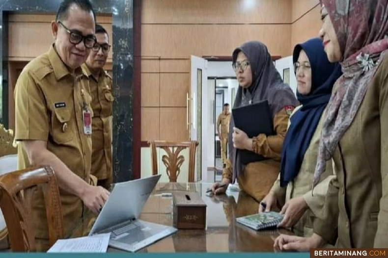 Pjs Walikota Bukittinggi Hani S Rustam usai menggelar rapat dengan Dinas Pariwisata dan Ekonomi Kreatif di ruang rapat Walikota,Selasa ( 29/10) Foto : Dok Diskominfobkt