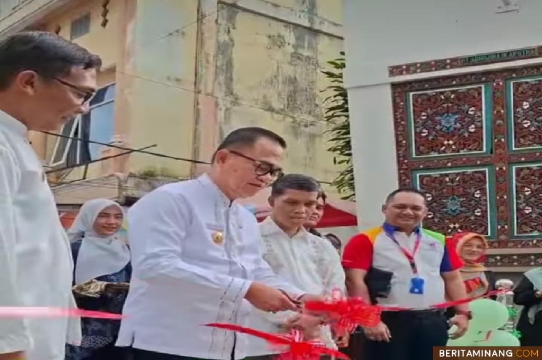 Pjs Wako Bukittinggi Hani S Rustam resmikan gerbang baru Kinantan Zoom di gerbang baru tersebut yang ditandai dengan pengguntingan pita, Jumat( 22/11). Foto : Dokdiskominfobkt