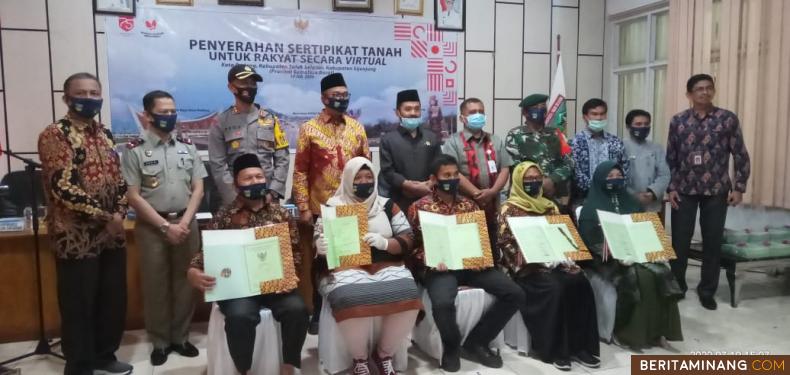 Plt. Bupati Solsel. H. Abdul Rahman dudampingi Forkopimda Solsel,  Kepala Kantor Pertanahan Solsel,  Rivaldi foto bersama dengan penerima sertifikat secara simbolis di aula Tangsi Ampek,  Jumat (10/7/2020). Foto Afrizal. A