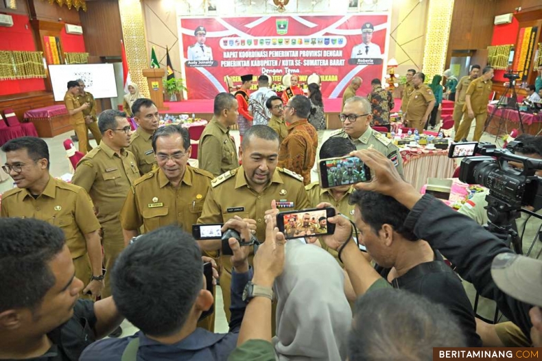 Audy saat menutup kegiatan Rapat Koordinator (Rakor) Pemerintah Provinsi Sumatera Barat dengan Pemerintah Kabupaten/Kota se-Sumbar di Aula Kantor Balai Kota Pariaman, Senin (05/11/2024). Foto: Biro Adpim Sumbar