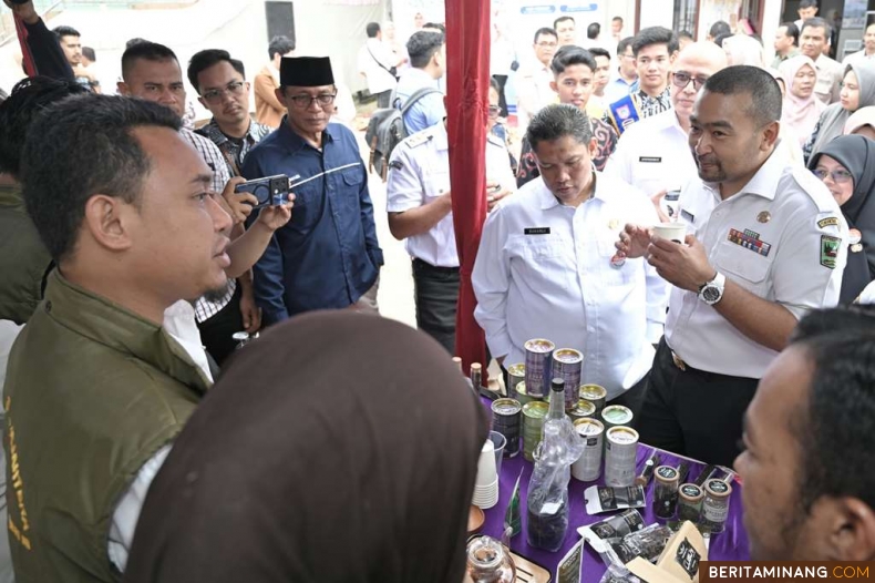 Audy saat meresmikan Kick Off Transformasi Digital - untuk Peningkatan Ekonomi Masyarakat, bertempat di Kantor Wali Nagari Koto Tangah Simalanggang (Kotasima), Kabupaten Lima Puluh Kota, Rabu (06/11/2024). Foto: Biro Adpim Sumbar