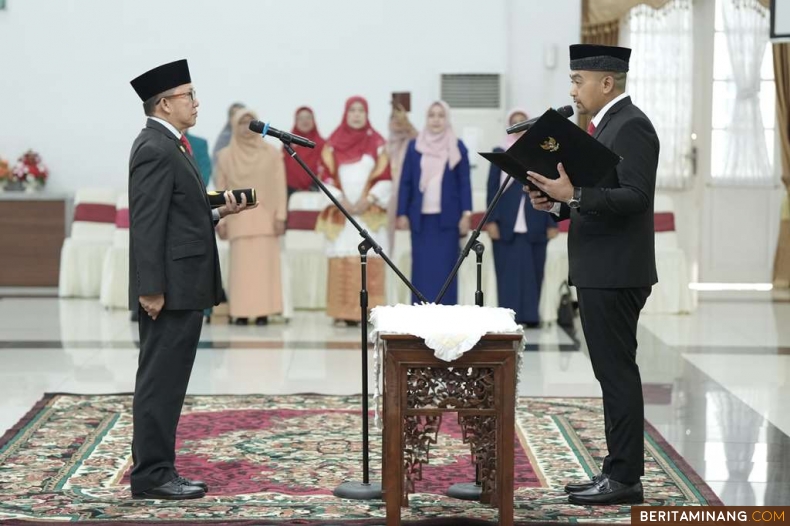 Plt Gubernur Sumatera Barat (Sumbar), Audy Joinaldy melantik Yozarwardi Usama Putra sebagai Penjabat (Pj) Sekretaris Daerah (Sekda) Provinsi Sumbar di Auditorium Gubernuran Sumbar, Sabtu (2/11/2024). Foto: Biro Adpim Sumbar