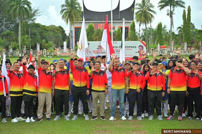 Pelaksana Tugas (Plt) Gubernur Sumatera Barat (Sumbar), Audy Joinaldy ketika membuka Pra-Pekan Olahraga Pelajar Nasional (Pra-Popnas) Zona 1 Sumatera tahun 2024 di Halaman Istana Gubernur Sumbar, Sabtu (9/11/2024). Foto: Biro Adpim Sumbar