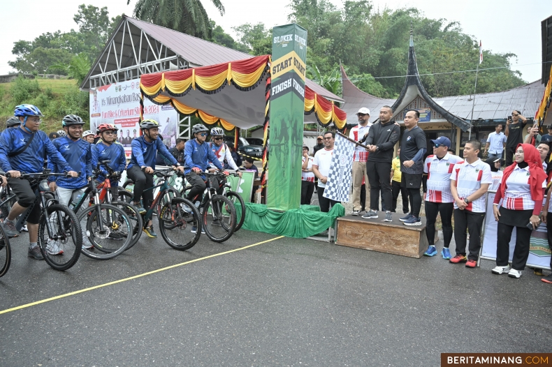 Pelaksana tugas (Plt) Gubernur Sumatera Barat (Sumbar), Audy Joinaldy ketika membuka secara resmi Event Fun Bike dan Criterium Silokek 2024, yang berlangsung di Kabupaten Sijunjung, Sabtu (2/11/2024). Foto: Biro Adpim Sumbar