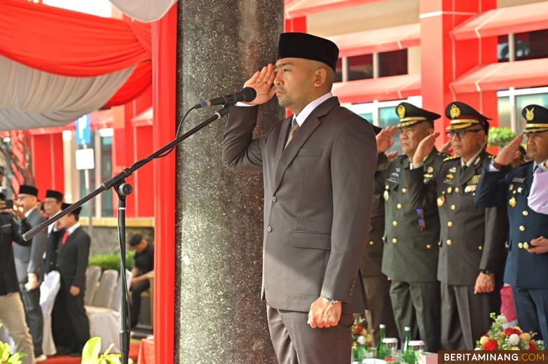 Plt Gubernur Sumatera Barat (Sumbar), Audy Joinaldy lketika menjadi Inspektur Upacara Peringatan Hari Pahlawan 2024 ldi halaman Kantor Gubernur Sumbar, Minggu (10/11/2024). Foto: Biro Adpim Sumbar