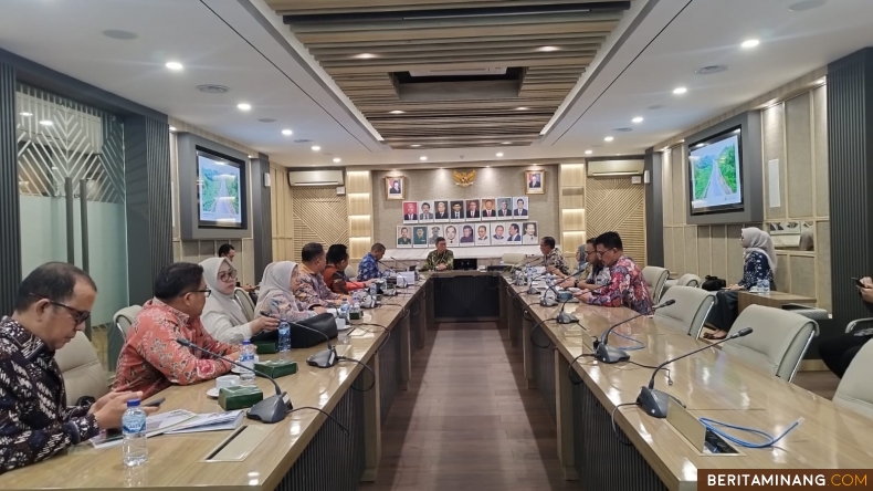 Suasana rapat antara Pemprov Sumbar dan Kementerian PUPR di Ruang Rapat Ditjen Bina Marga, Jakarta, Jumat (15/11/2024). Foto: Biro Adpim Sumbar