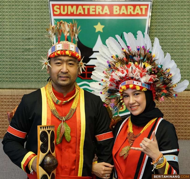 Plt Gubernur Sumbar, Audy Joinaldy dan istri mengenakan pakaian adat Mentawai. Foto: Adpim Sumbar