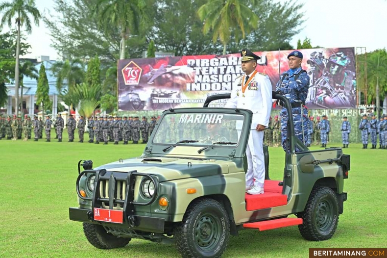 Pelaksana Tugas (Plt) Gubernur Sumatera Barat, Audy Joinaldy bertindak sebagai pemimpin upacara dalam perayaan Hari Ulang Tahun (HUT) Tentara Nasional Indonesia (TNI) Ke-79 di halaman Istana Gubernuran, Sabtu (5/10/2024). Foto: Adpim Sumbar