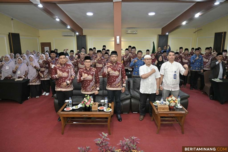 Pelaksana tugas (Plt) Gubernur Sumatera Barat, Audy Joinaldy saat melepas keberangkatan kafilah MTQ Korpri Sumbar di Padang Pariaman, Jumat malam (1/11/2024). Foto: Biro Adpim Sumbar