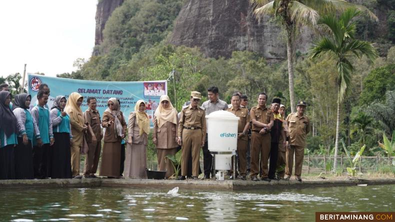 Bupati Safaruddin Saat mendampingi Tim Penilai Pokdakan Berprestasi 2022 Tingkat Provinsi. Foto : Kominfo Lima Puluh Kota